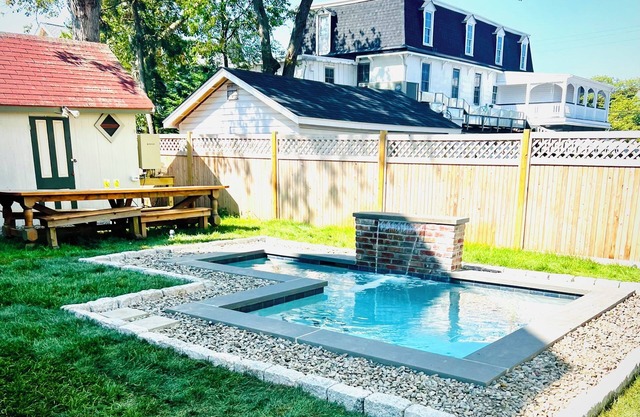 Last min discount now until Labor Day. Amazing location. Jackson St with pool.