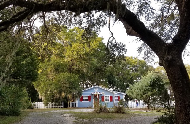 LAST MINUTE SPECIALS! Dog friendly and fenced yard