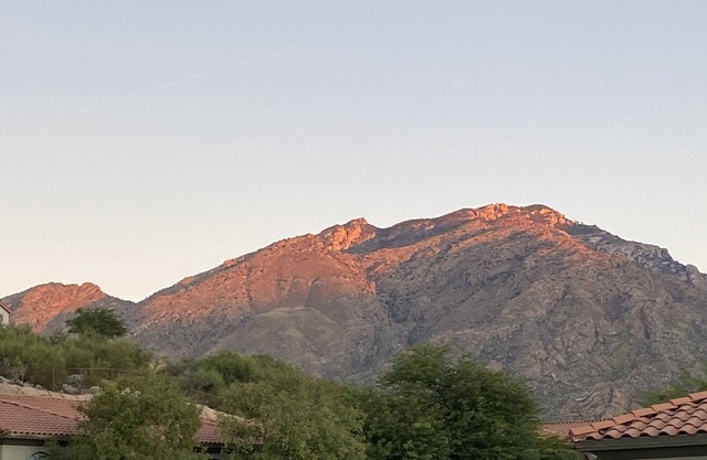 Last minute trip get 20% off !, two pools, gym & near hiking! Mountain View’s!