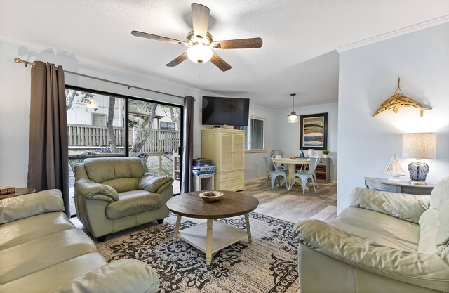 Latitude Adjustment-One block from the beach, shared pool, one dog allowed.