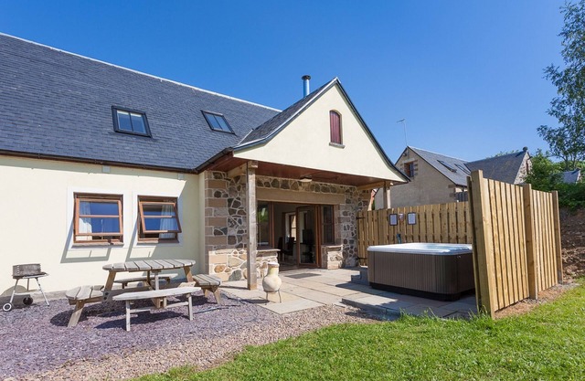 Laurel Cottage - sleeps 8 guests in 3 bedrooms
