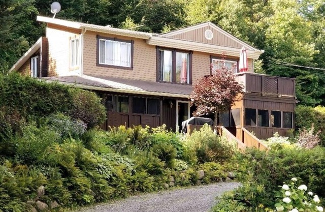 Laurentian's Cott Adventure, 5Br, Lake, JacuZ, BBQ