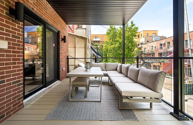 Laurier Park, completely renovated 2 bedrooms with private terrasse and parking!