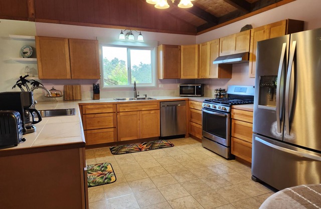 Lava Lover's Getaway just minutes from Hawaii Volcanoes National Park