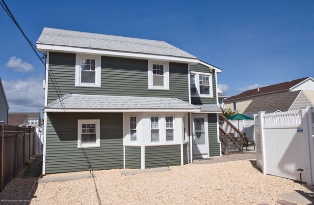 Lavallette Home Steps from Beach! Sleeps 11, 4 BR 2 BA, Beach Tags included