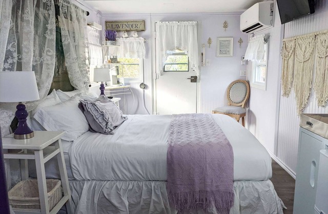 Lavender Limited at Olympic Railway Inn - Pet Friendly