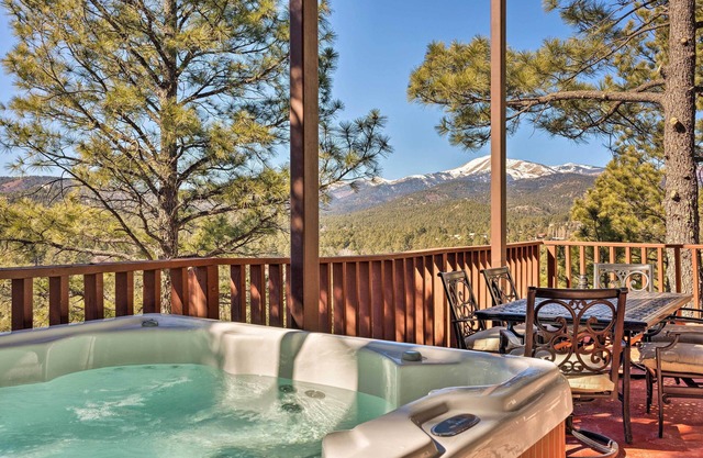 Lavish Ruidoso Condo w/2 Private Decks & Hot Tub!