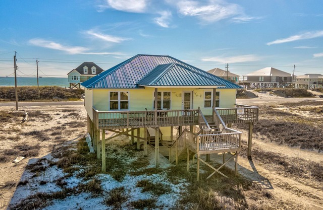 Lazy Bass - Family Friendly Three Bedroom/Two Bath Home - Easy Walk to Beach