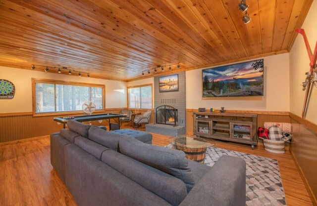 Lazy Bear Chalet-3 bed 2 bath W/Spa-No Pets!