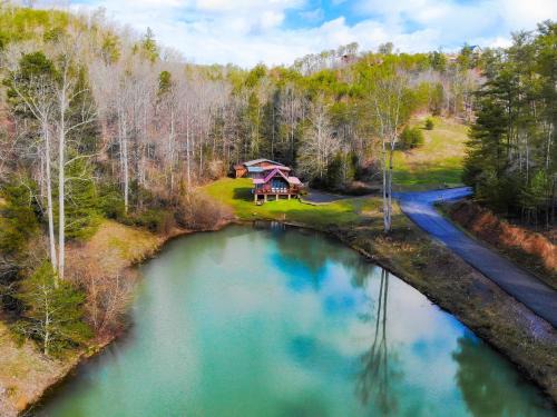 Lazy Bear Lake, Fishing, Hot Tub, WIFI, 685 in FREE Attraction tickets each paid day!