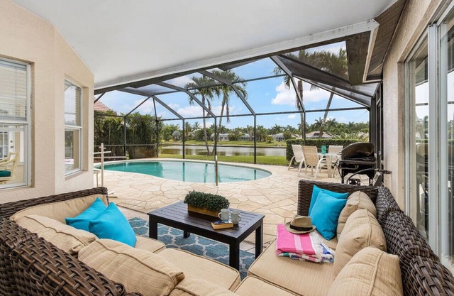 Lazy days & lake views. Beautiful Naples pool home in Briarwood