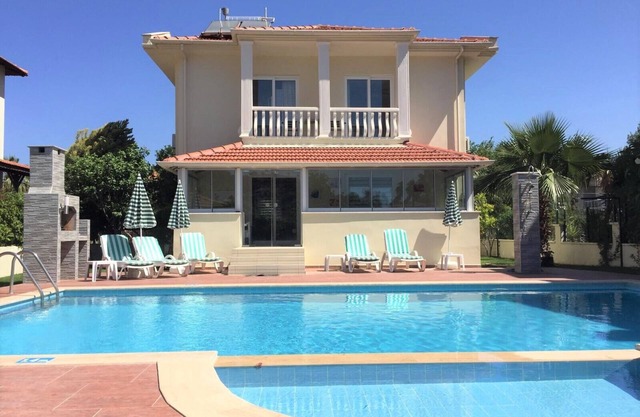 Lazy Duck Villa Large stylish, high spec private villa with pool, close to shops