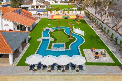 Lazy River Luxe 6 BR Sleeps 16 Pickleball Hot Tub