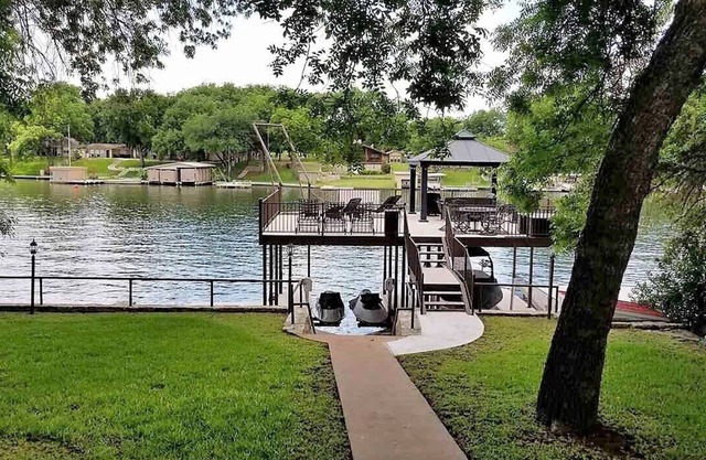 LBJ Open Water Home w/2-level Dock & Rope Swing!