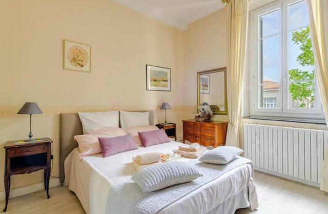 Le 117 Large one-bedroom apartment in mansion near Bastide