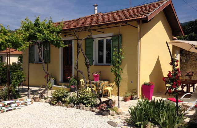 LE 43 - Nice, quiet house with fenced garden, in the center of La Trinité