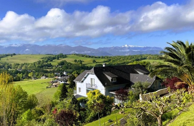Le Belvue, a relaxing stay with a view of the Pyrenees mountain range