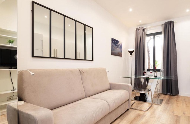 "Le Berlioz 2" by EnjoyNice, cosy studio with airco, beach at 8 min