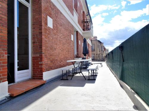 Le Bout du Pont - 5 min à pied de la gare Villebourbon et de l'hypercentre - Vue sur Pont Vieux - Grande terrasse - 8 couchages - 3 chambres spacieuses - 4 lits - Places de stationnement gratuites au pied de l'immeuble