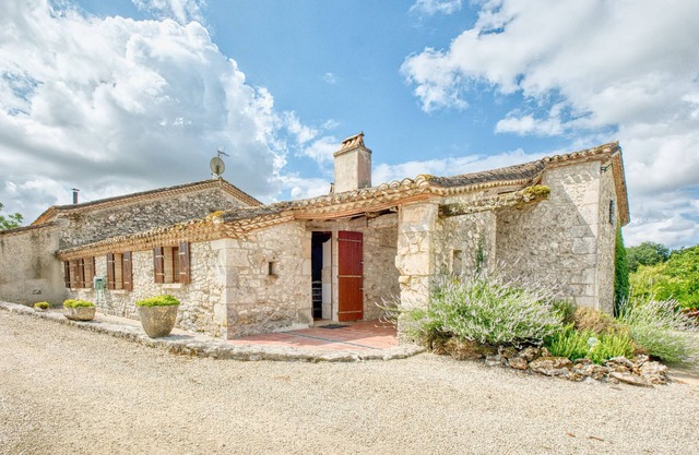 Le Chai – Family Cottage with Pool and Jacuzzi on 12 Hectares near Bergerac