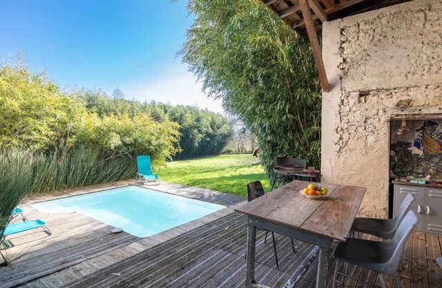 Le Chai: Between sea and mountains, spacious gîte with private pool.