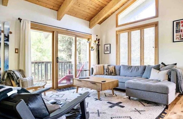 "Le Chalet Après" - Stylish Alpen Townhome - Walk to Express Bus