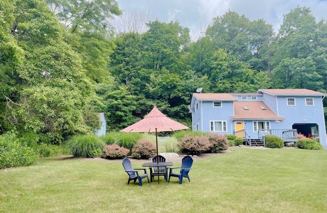 Le Chalet Blue near Camelback, Poconos, 6Bed, Sleeps 10, Pool
