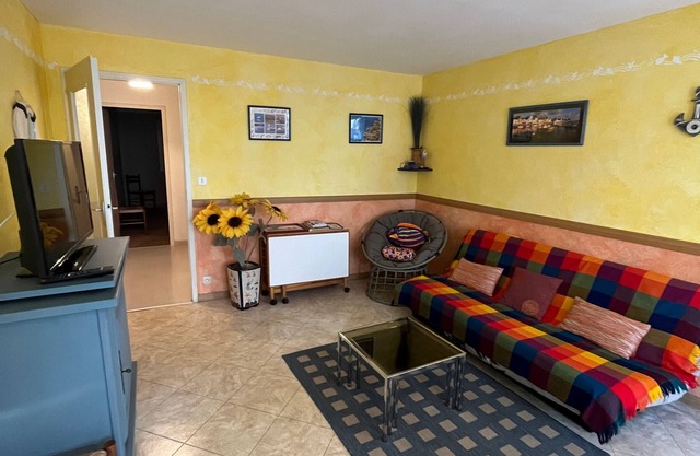 Le Croisic: Spacious T3, Ground Floor, Private Parking, Sleeps 5