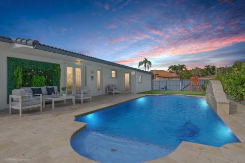 Le Femme Paradise 5bdrooms Minigolf Heated pool and Gameroom