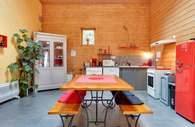 Le Fil Rouge – A Warm Holiday Home Blending Stone and Design in the Countryside