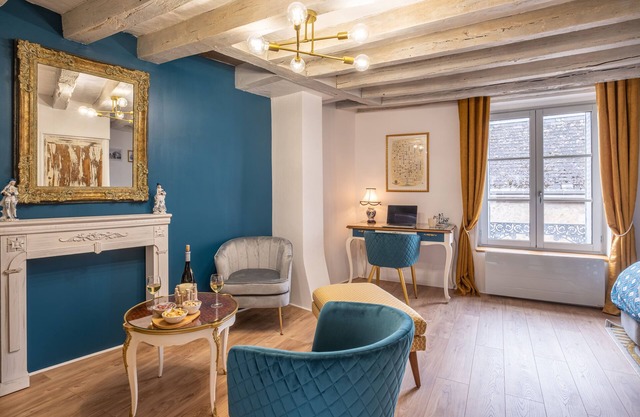 Le Logis Ambacia: Charming 3* listed historic theme duplex - City center