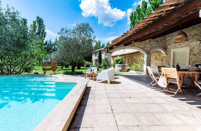 Le Mas de Massillan, heated swimming pool, petanque court, Uchaux