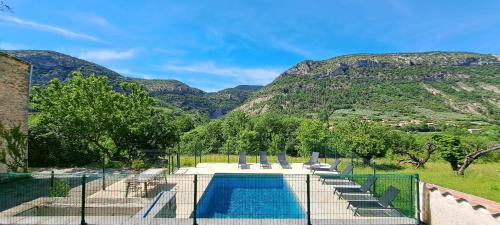 Le Mas des Fontettes, gite 14 personnes, piscine chauffée, propriété 5ha, barbecue