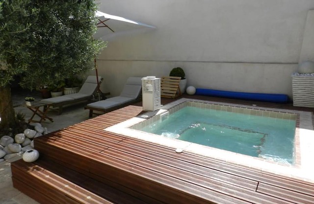Le Maset des Aires avec vue sur le Luberon et son jacuzzi extérieur disponible de juin à mi-septembre