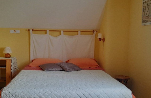 Le Pesquit guest room with shared terrace, communal garden and air conditioning