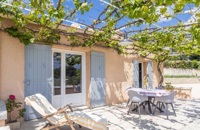 Le Petit Nid, a holiday home for 4 people with private pool in Saint-Remy-de-Provence in Provence
