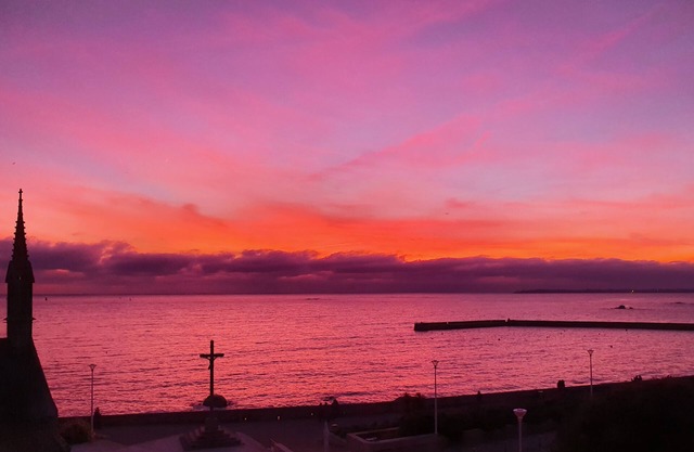 LE PHARE DE LA CROIX full sea view, town center and beaches on foot