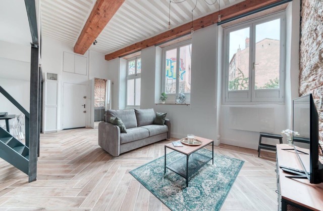 Le Pouteau: Authentic Charm, 2-Bedroom Apartment in Croix Rousse