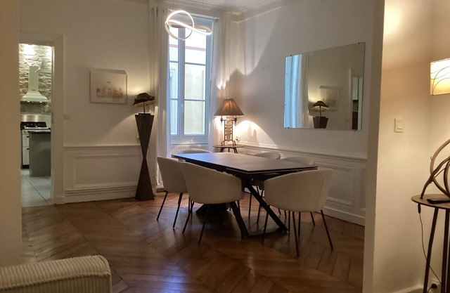 Le Roosevelt, renovated 100m2 apartment in the 6th arrondissement