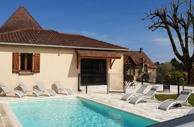 Le tilleul large air-conditioned gite 5 bedrooms private heated pool 10 mn Sarlat