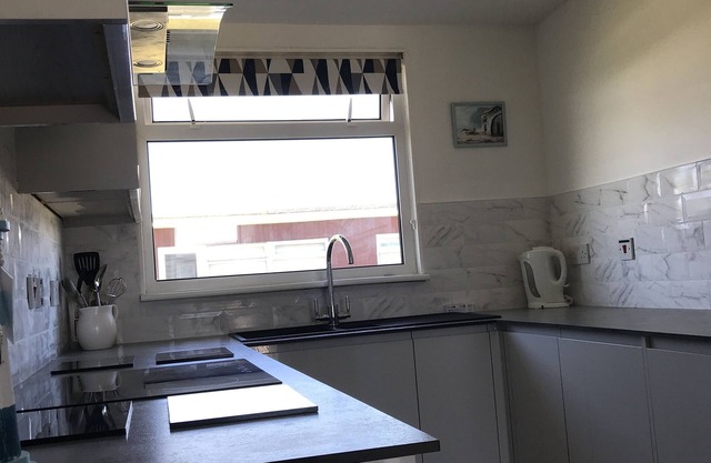 LEE'S CHALET, NORTON PARK, Dartmouth, 2 bedrooms, sleeps 4