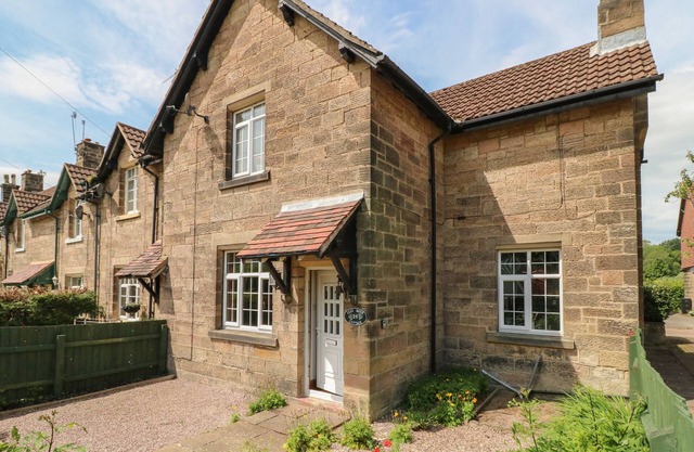 LEES MOOR COTTAGE, pet friendly, character holiday cottage in Rowsley