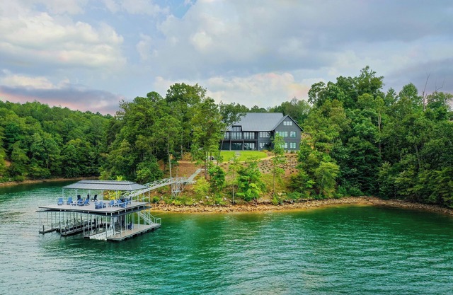 "Legacy Pointe" - A Luxurious Smith Lake Home and place to relax & have fun!