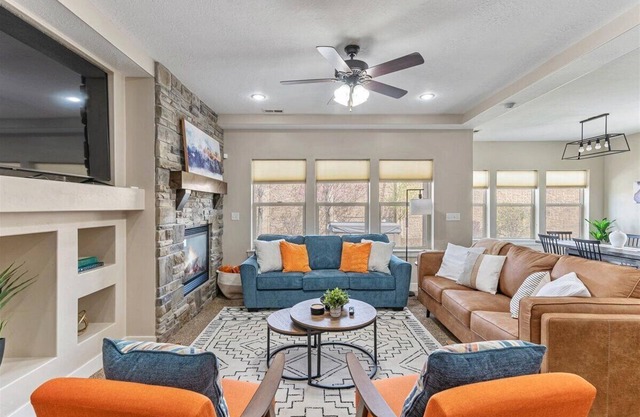 Lehi Mountain: Hot Tub, Basketball Court, Games!