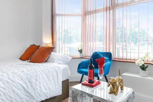 Leicester1BR-WiFi-ModernApt-Kitchen-Sleeps2