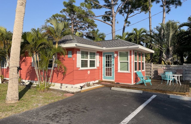 Lemon Bay Waterfront, Heated Pool, Sunsets, Deck, Tiki Hut, Dock, Beach 5 min.