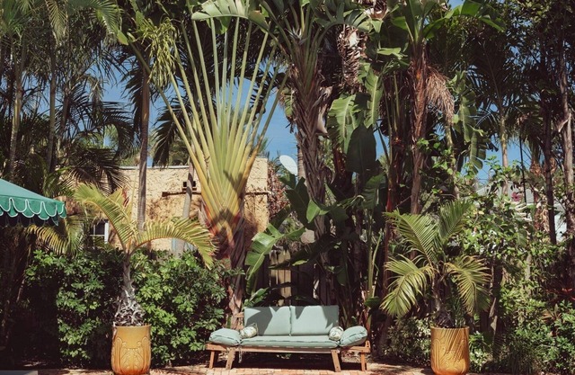 Lemon Loft: Palm Beach-style paradise, shared pool