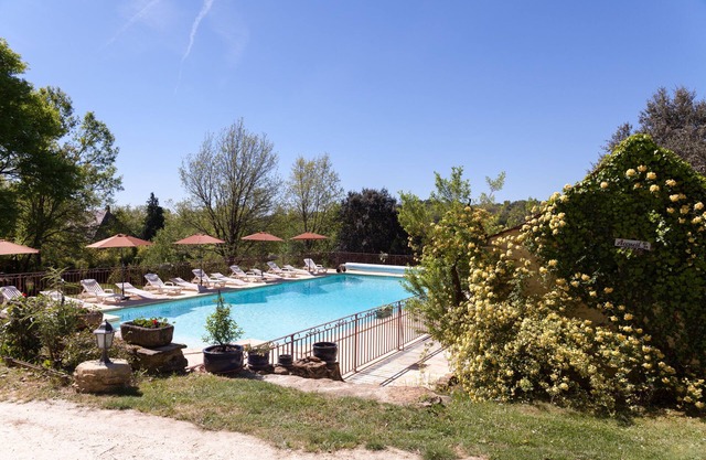 Les Charmes: chalet and swimming pool surrounded by nature in Sarlat itself