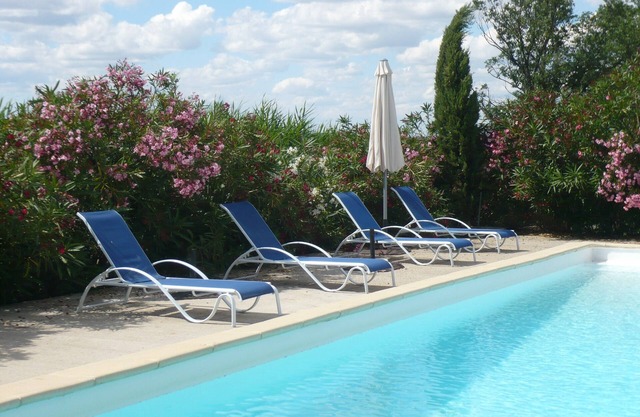 Les Flamants, 7/9 people, charming, garden and terrace and shared pool