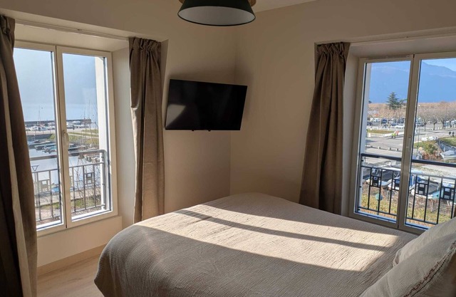 Les Moments d'Ivresse (bedroom lake view)